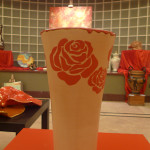vaso cotto e rose rosse