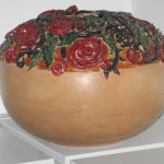 vaso tornito a mano con sculture di rose
